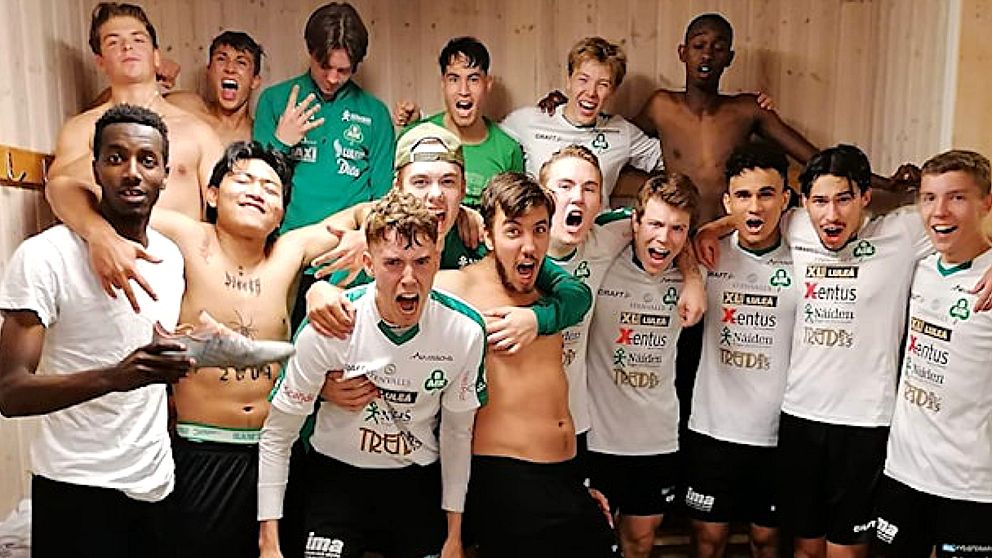 Bergnäsets AIK:s utvecklingslag jublar högt i omklädningsrummet efter en seger.