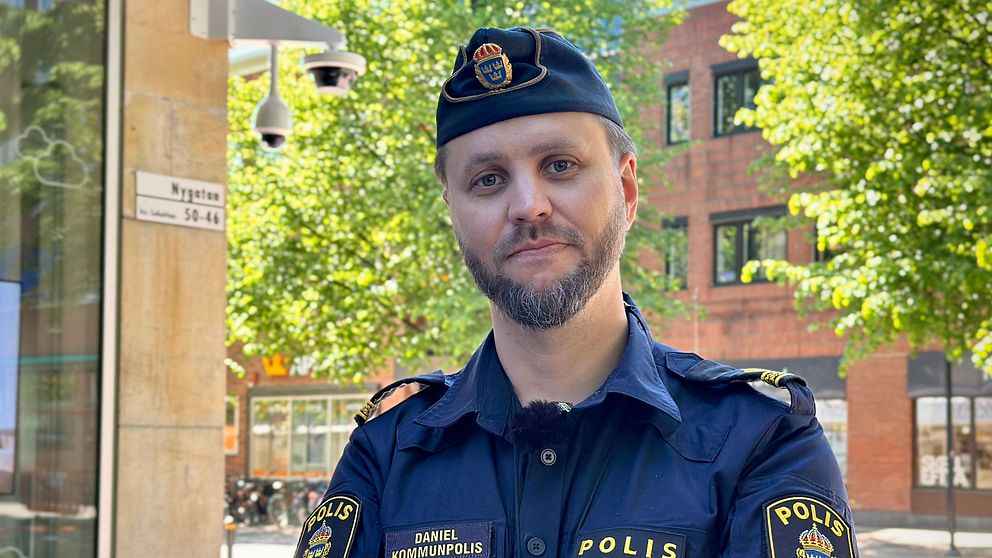 Kommunpolis Daniel Karlsson i Skellefteå centrum står framför en bevakningskamera