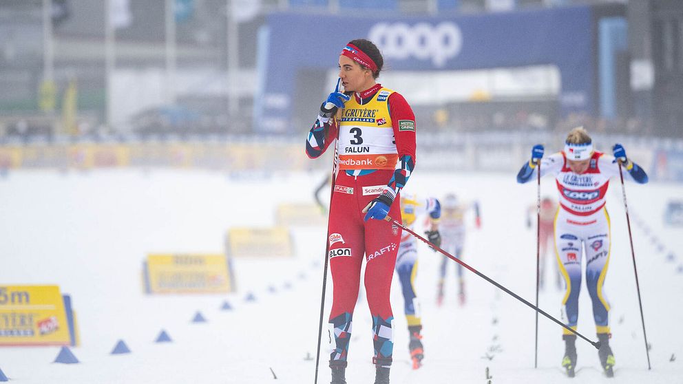Kristine Stavås Skistad hyssjar publiken i Falun.