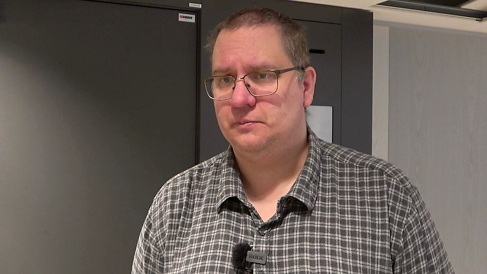 Åklaagren Jonas Fjellström intervjuas inne på Luleå tingsrätt i en vitgrå-rutig skjorta.