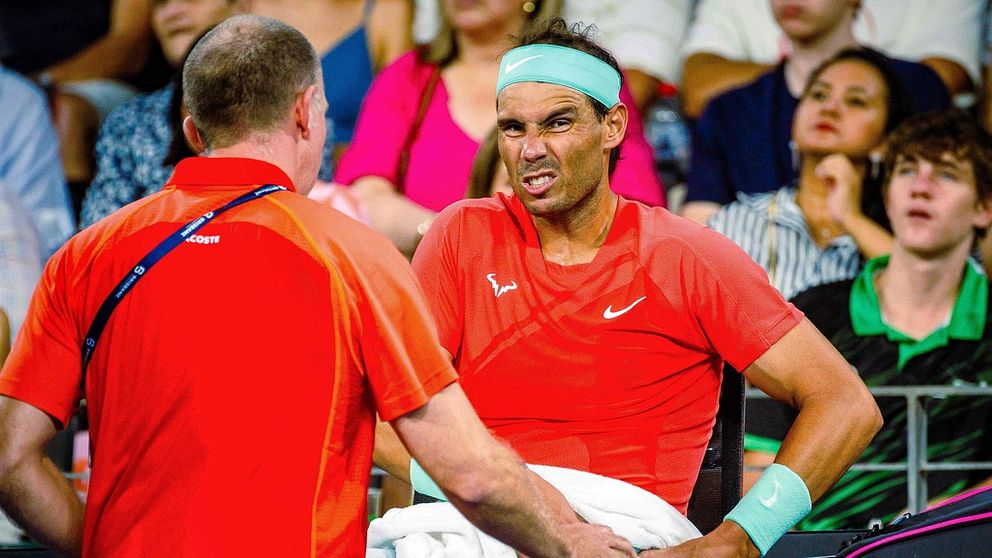 Rafael Nadal tog en medicinsk timeout efter känningar i den höft han fått opererad sent i det tredje setet.
