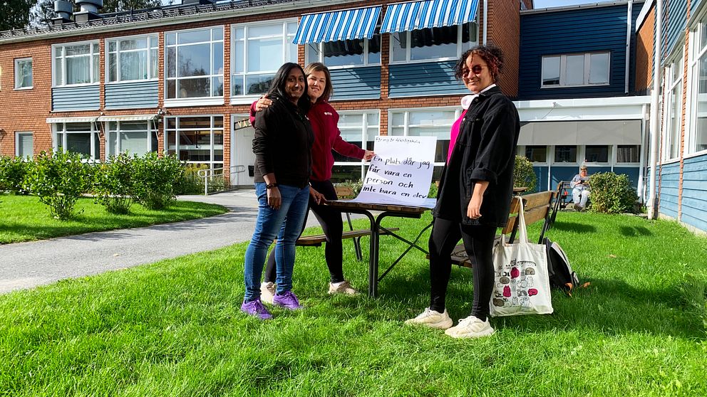 Lärare på Mellansels folkhögskola med en affisch inför manifestationen.