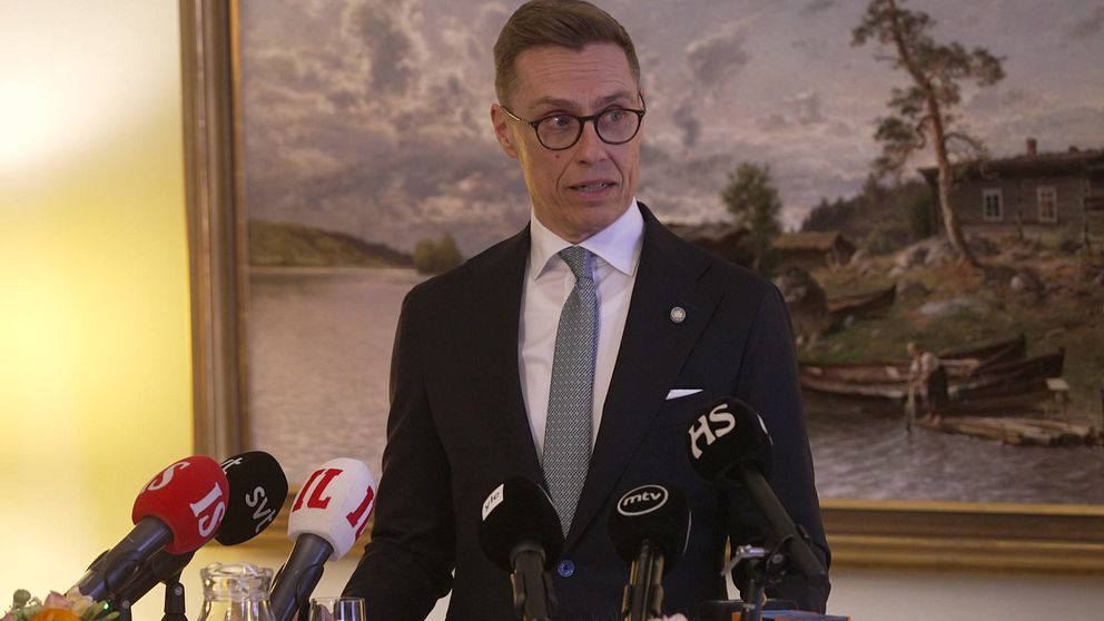 Suomen tasavallan presidentti Alexander Stubb suomalaisten toimittajien tapaamisessa Tukholmassa. Finlands president Alexander Stubb träffade finländska journalister i Stockholm