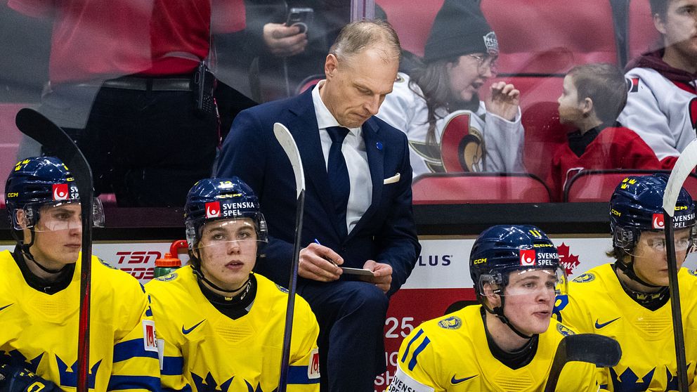 Magnus Hävelid manar på sitt JVM-lag i bronsmatchen mot Tjeckien.