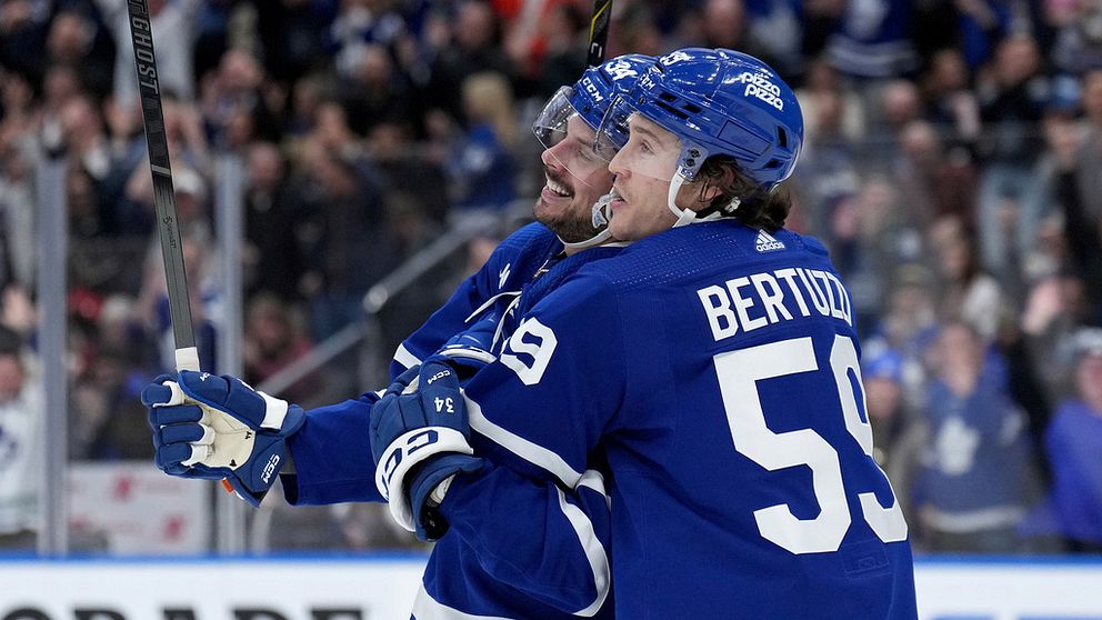 Auston Matthews firar ett av sina två mål med Tyler Bertuzzi.