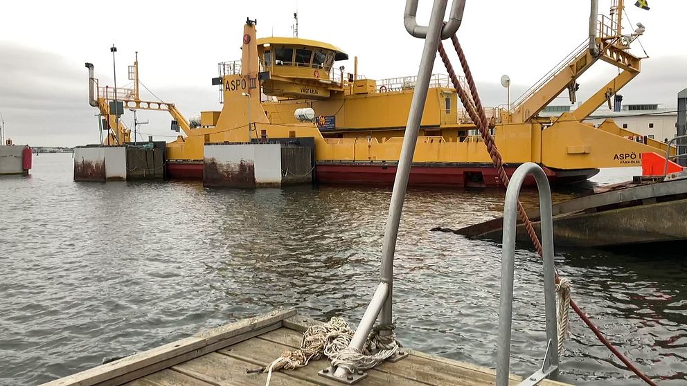 En bilfärja i hamn