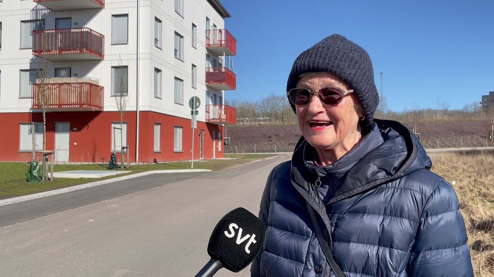 Huset i Råbylund i Lund som är nominerat till Sveriges fulaste nybygge 2023 av föreningen Arkitektupproret samt Miriam Hansson som tycker huset inte är så fult.
