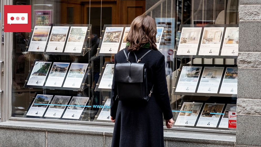 Kvinna som läser bostadsannonser.