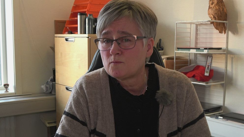 Lena Olofsson, kvalitetsledare på Vilhelmina kommun, sitter vid skrivbordet.