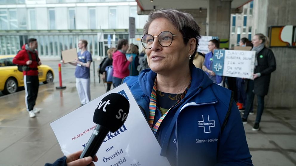 Vårdförbundets Sineva Ribeiro och SKR:s Jeanette Hedberg står utanför Huddinge sjukhus och protesterar i samband med övertidsblockaden som inleddes under torsdagen.