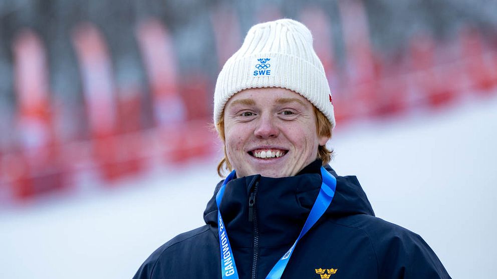 Elliot Westerlund glad efter silvermedaljen i slslom på ungdoms-OS i Gangwon i Sydkorea.
