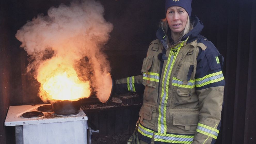 Brandmannen Isabel Mandahl Malm vid en brinnande kastrull
