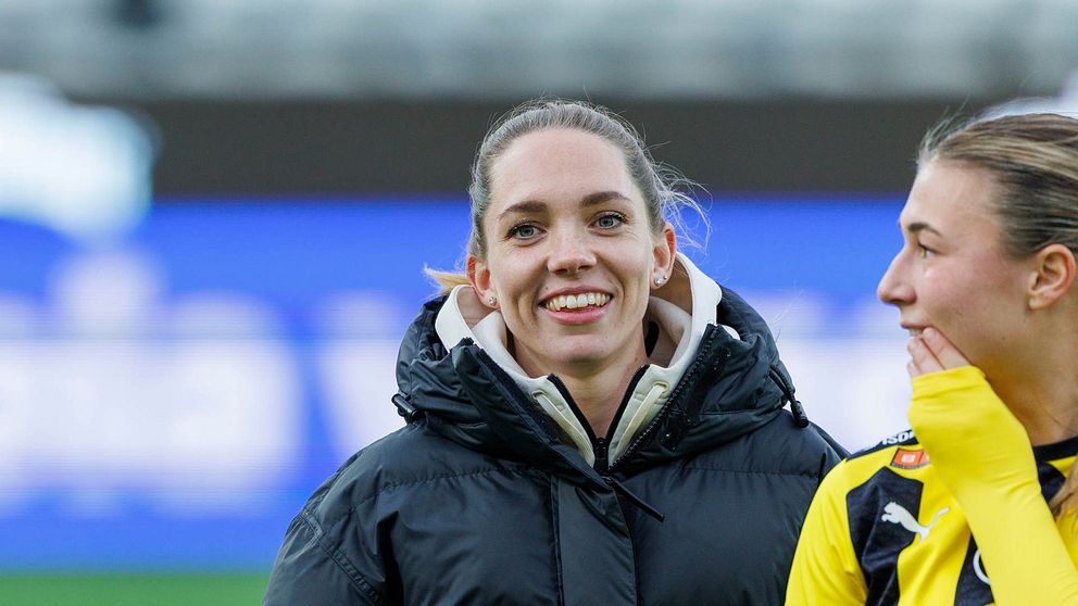 Fotbollsspelaren Elin Rubensson ler.