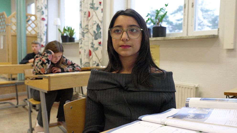 10--årige Sara Allahdini sitter i skolbänken.