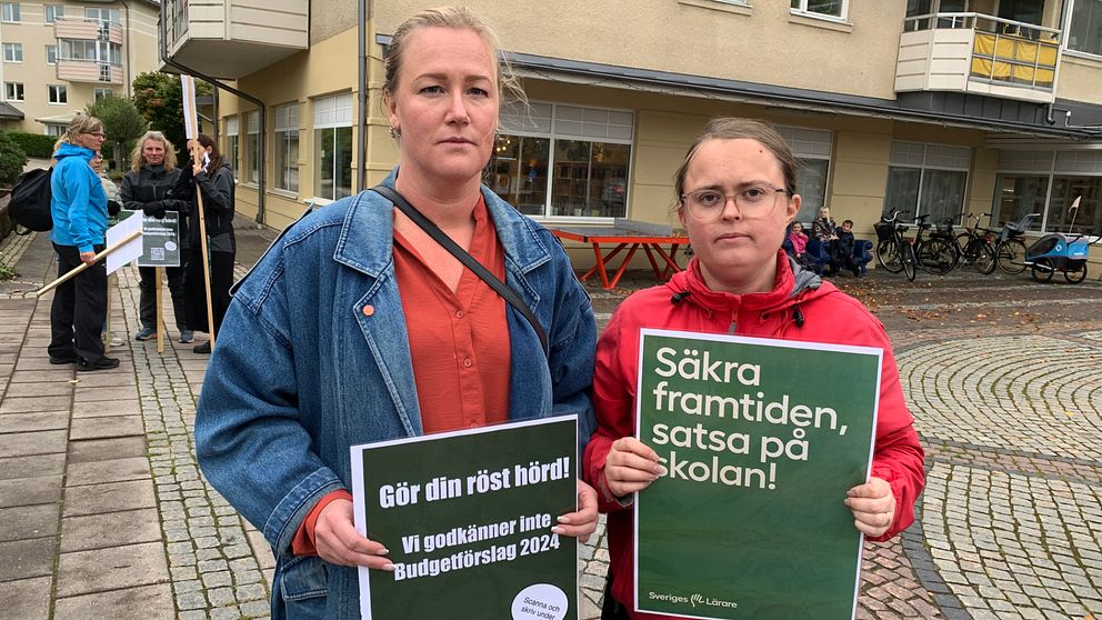 Lärare visar upp skylt och protesterar