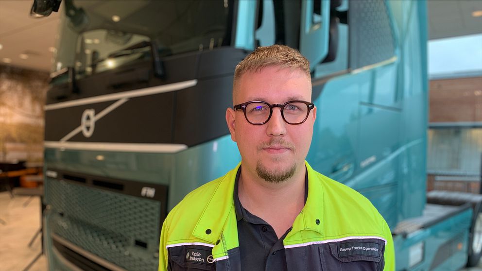 Kalle Knutsson står framför en Volvo ellastbil.