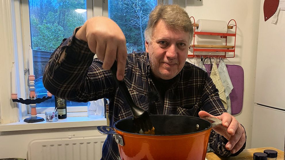 Anders Möller rör om i grytan som står på gasköket