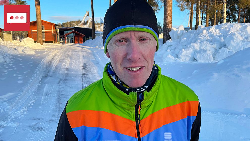 Elitidrottstränaren Kalle Gräfnings i löparkläder står ute i vinterväder
