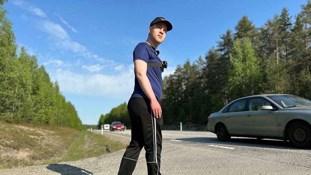 David Nyberg väntar på att kunna springa mellan bilarna över E12:an i Kåddis i Umeå