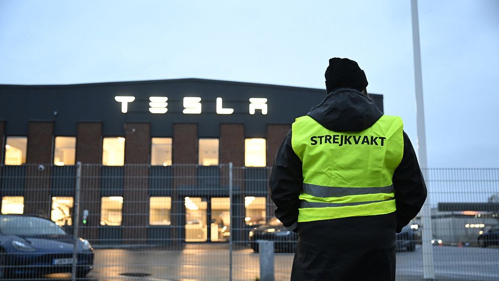 Strejkvakt utanför Teslas servicecenter i Segeltorp.