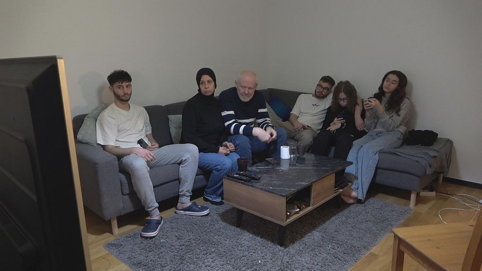 Lundafamiljen sitter tillsammans och tittar på TV.