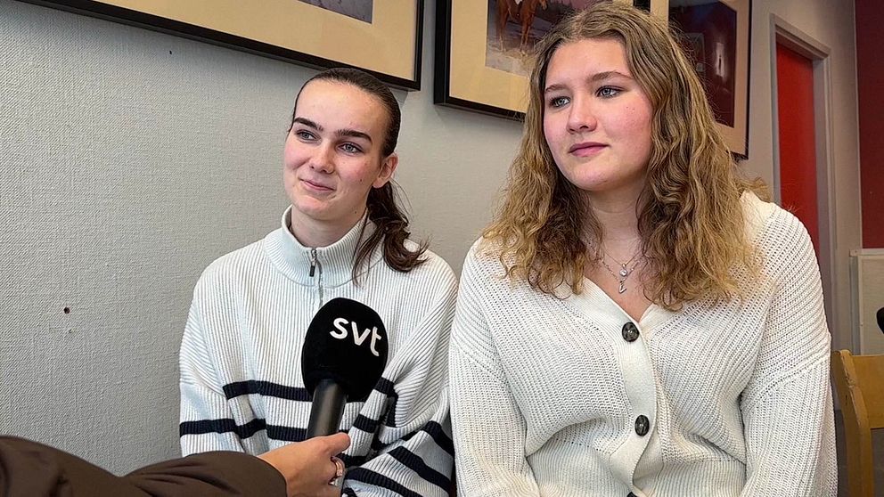 Två unga tjejer blir intervjuade i ett grupprum på en gymnasieskola.