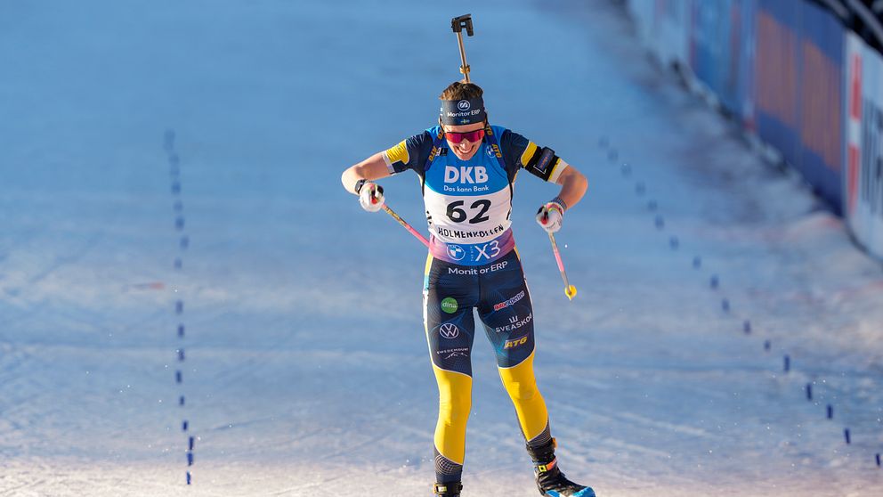 En skidskytt tävlar i en individuell distans, nummer 62, i full fart på snöspåret.