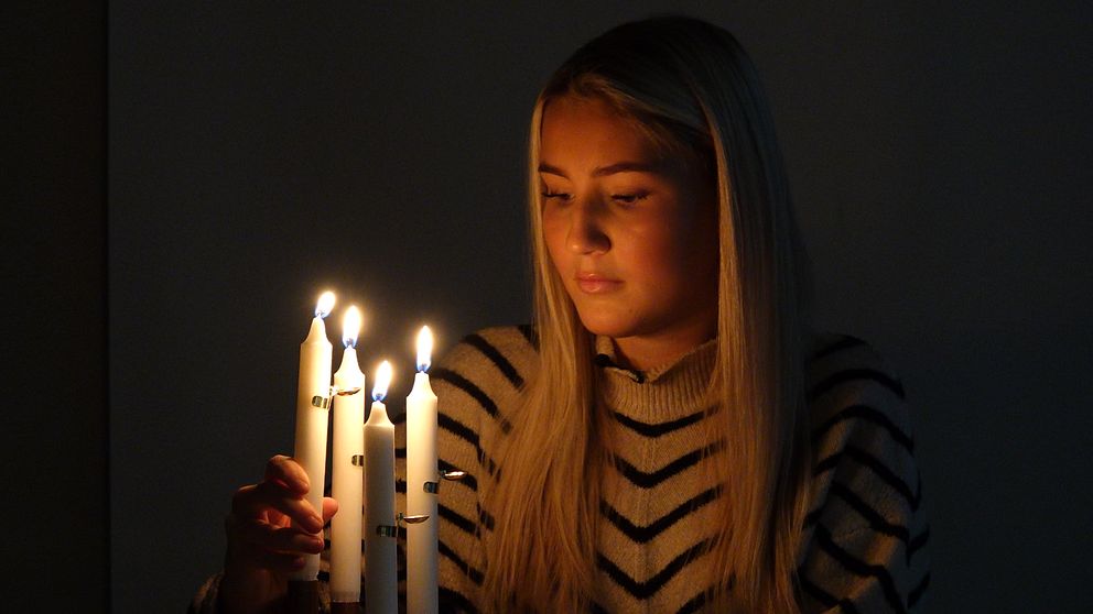 tjej som tänder ljus