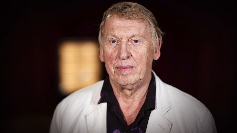 Skådespelaren Johan Rabaeus läser ”Nyårsklockan” i SVT 2024 | SVT Nyheter