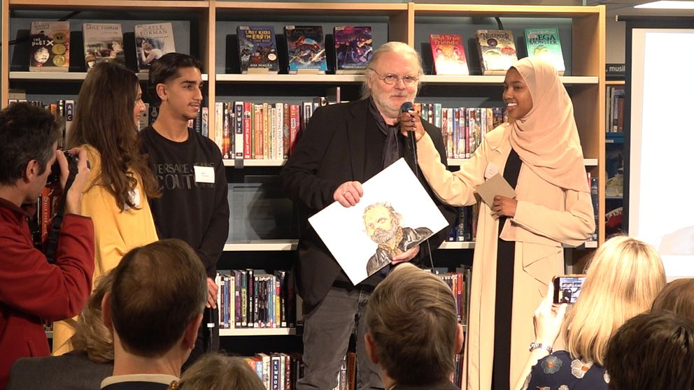 Nobelpristagaren i litteratur, Jon Fosse, möter elever på Rinkeby bibliotek.