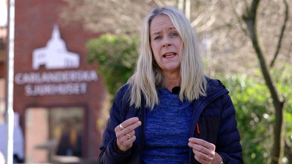 Kvinna gestikulerar utanför Carlanderska Sjukhuset i Göteborg, reporter på SVT som förklarar hur sjukhuset jobbat med TVT-O och fäst bandet i blygdläppar på närmare 300 kvinnor.