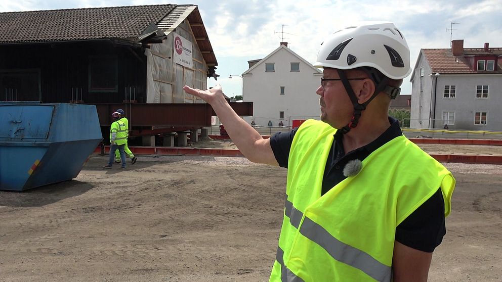 Pasi Rönkkö, från Nyköpings kommun, visar hur godsmagasinet ska flyttas.