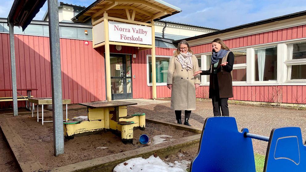 Lokalplanerare Maria Tsingos och biträdande rektor Maria Levin kollar in behovet på förskolegården.