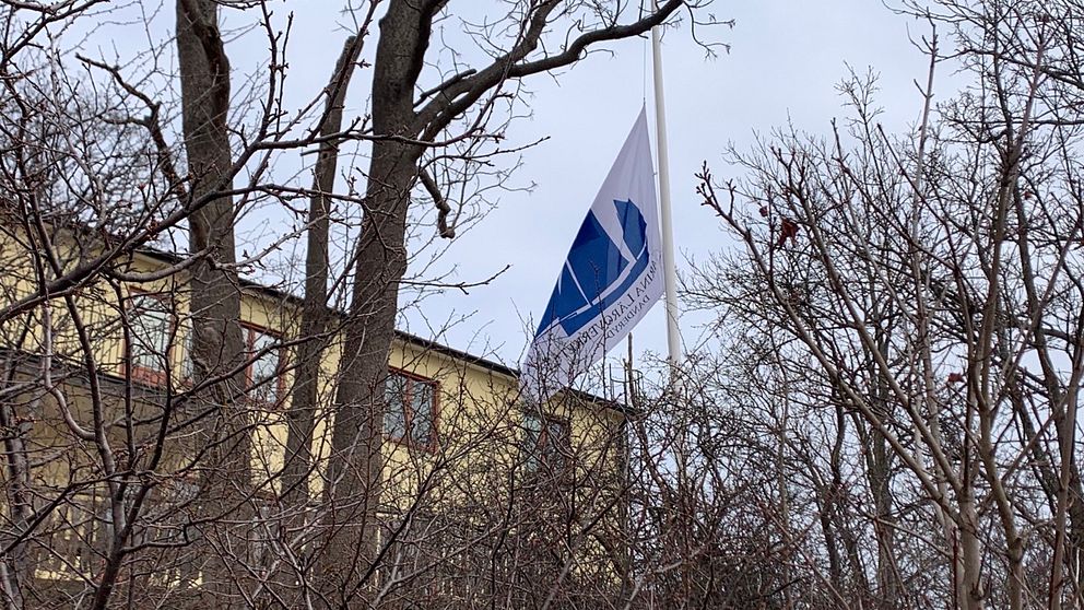 Flagga på halv stång utanför Marina Läroverket i Stockholm, dagen efter en elev omkommit i en olycka på fartyg i Spanien.