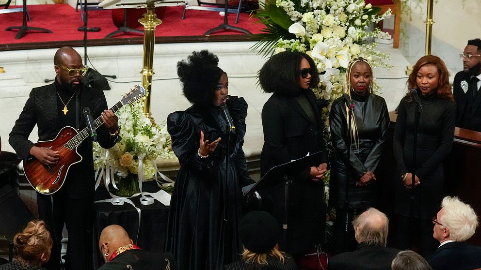Sångaren Lauryn Hill m.fl.. under en minnesceremoni för pianisten Roberta Flack.
