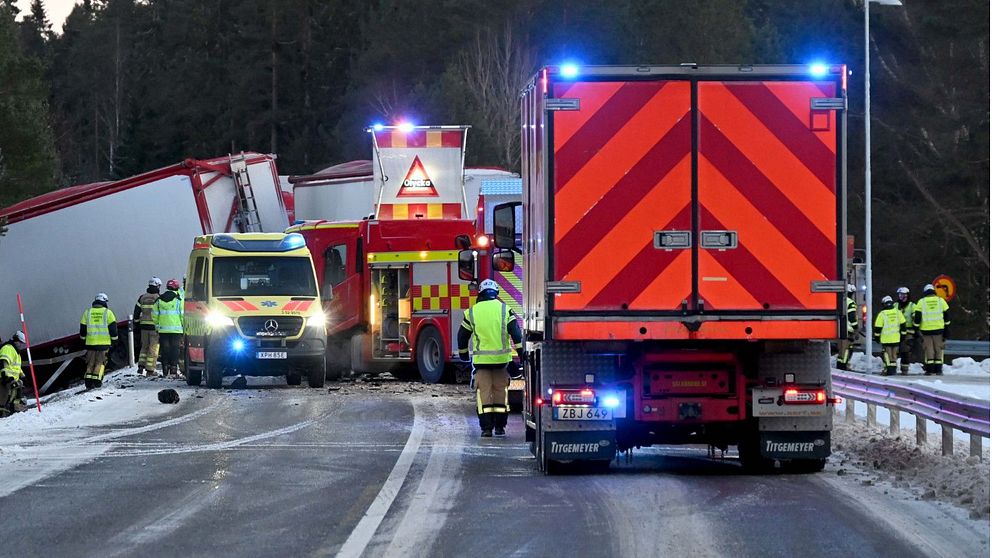 En lastbil hänger ner mot ett dike på Riksväg 27 i Tranemo.