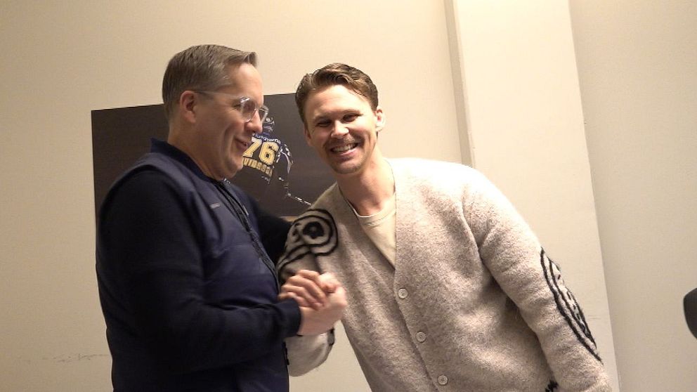 Richard Nylin och David Ullström står i ett rum med kontorsinredning och en kaffekopp på en hylla.