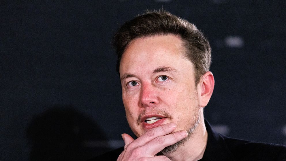 Elon Musk i närbild under en AI-konferens i Storbritannien i början av november.