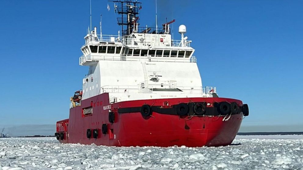 Sjöfartsverkets nya isbrytare Idun är vit med rött skrov.