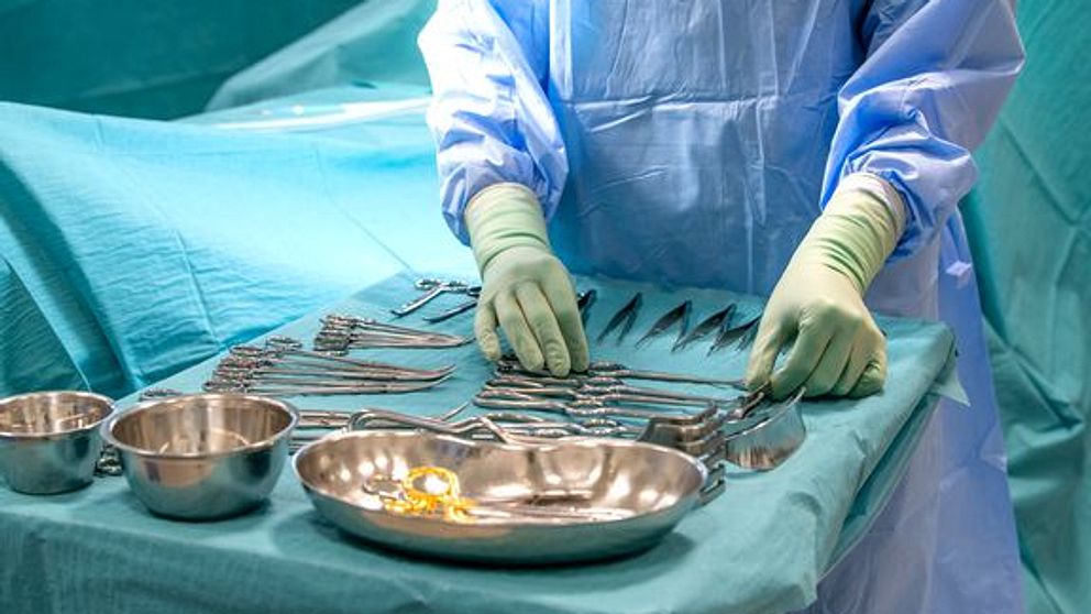 En person i en operationssal med verktyg.