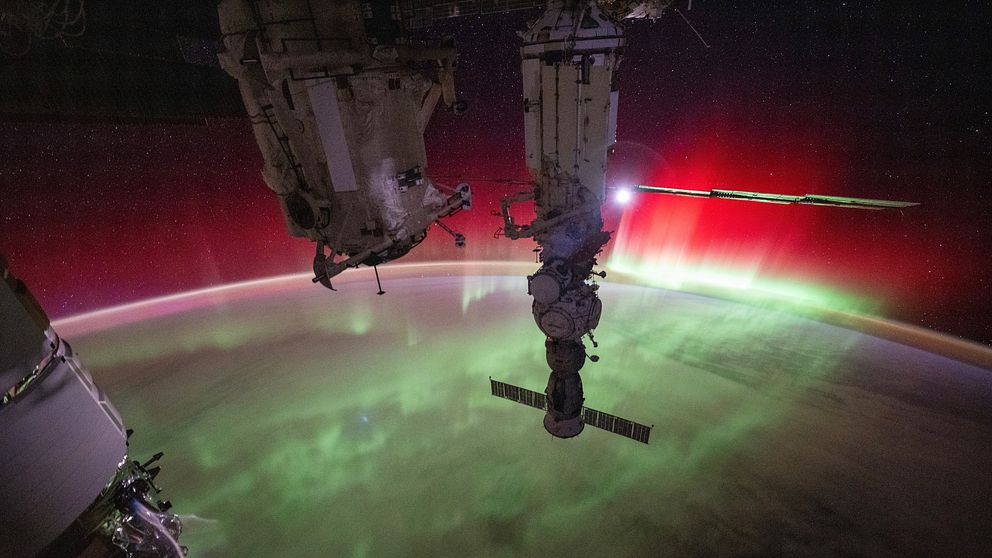Rymdstationen ISS och norrsken