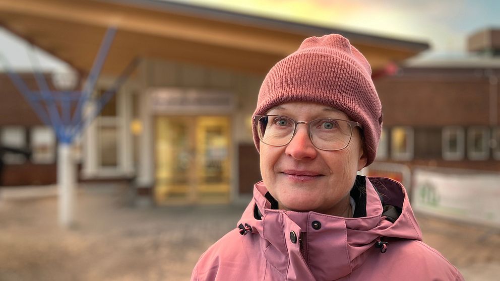 kvinna som står utanför hälsocentral