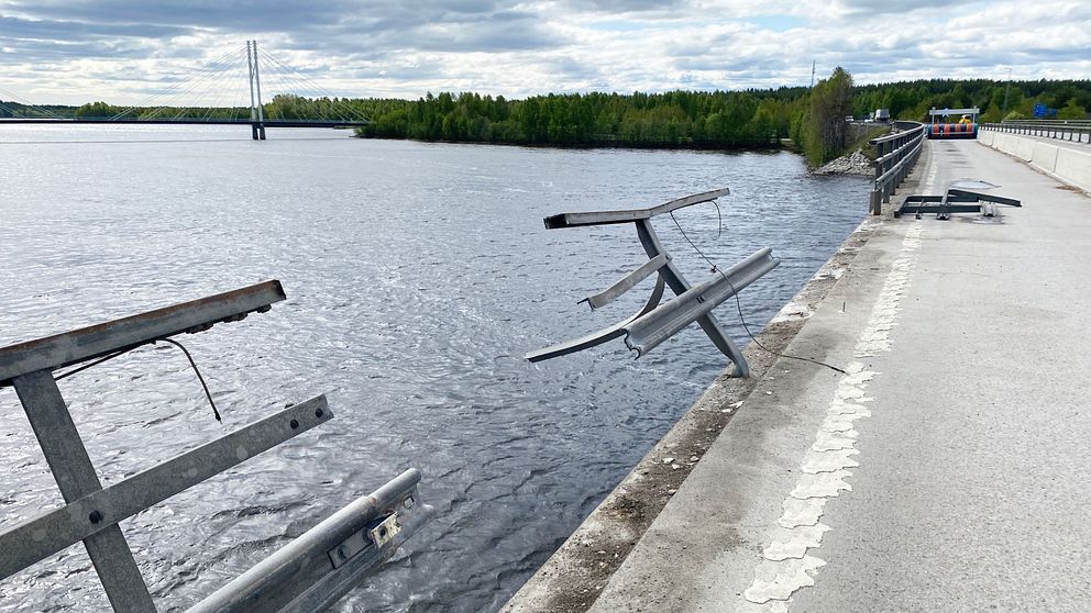 Ett trasigt räcke på Bergsviksbron i Piteå.