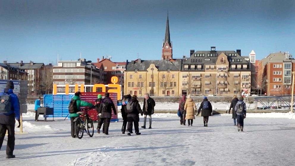 Isbanan i Luleå där flera personer vandrar, cyklar eller åker skidskor eller skridskor.