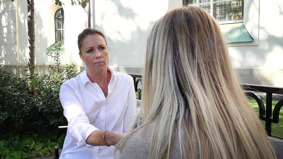 kvinna anonym intervjuas av SVTs reporter