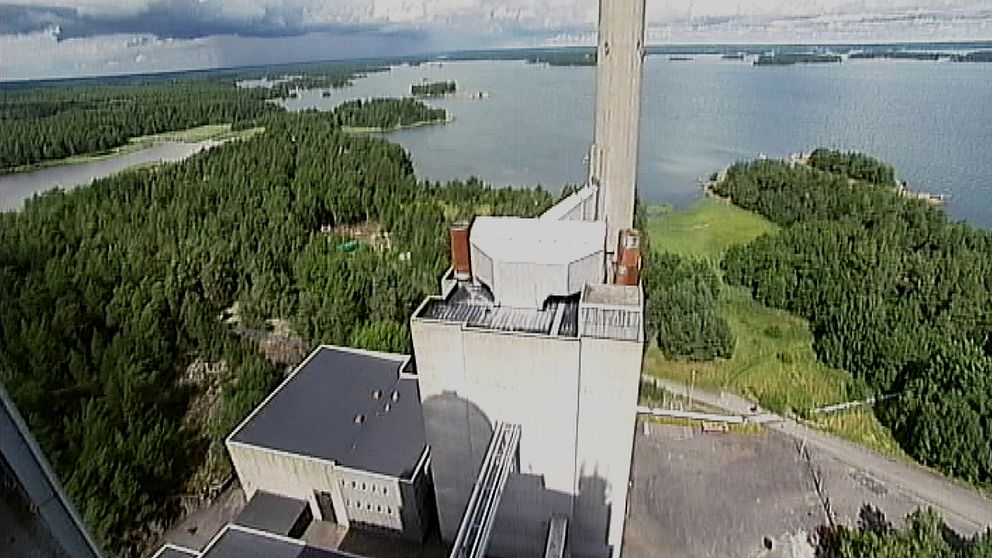 Kraftverket Marviken omgivet av skog och vatten med sjö i bakgrunden.