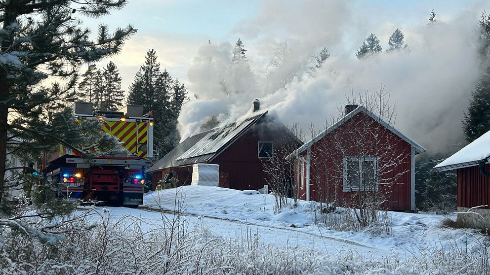 En lada brinner i Gunnarsjö i Varbergs kommun