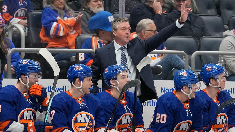 Patrick Roy var intensiv i båset när han coachade sitt nya lag NY Islanders.