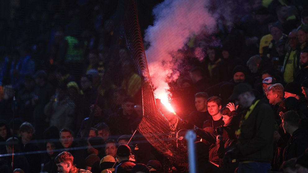 Elfsborgssupportrar försöker elda upp ett nät med en bengal.