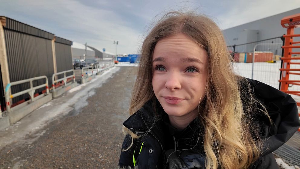 Anställda utanför batterifabriken.